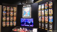 Malah buat yang suka nonton filmnya, tersedia juga aneka film dan episode dari film tersebut yang dipajang rapi. Wah, gawat banget deh! (Randy/detikcom)  