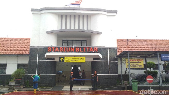 Patung Bung Karno di Dalam Stasiun Blitar