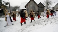 Mereka berjalan berbaris sambil memainkan rantai dan membunyikan lonceng melewati desa untuk mencari anak-anak yang nakal (Reuters).