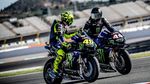 Momen Rossi dan Hamilton Bertukar Motor MotoGP dan Mobil F1