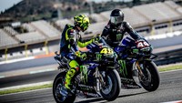 Sementara untuk Hamilton, ini juga bukan kesempatan perdana dia mencicipi besarnya tenaga motor balap. Istimewa/Dok. Monster Yamaha MotoGP.