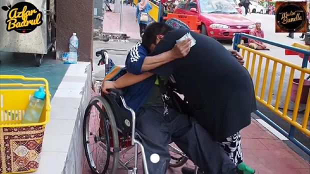 Semua Jualannya Diborong, Penyandang Disabilitas Ini Menangis Haru
