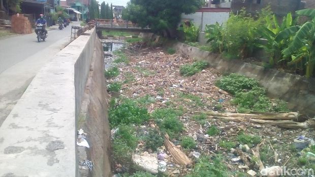 Jorok! Sungai Temulus Kudus Dipenuhi Sampah Plastik-Popok Bekas 