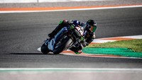 Hal senada juga turut diungkapkan oleh Rossi. Ia mengatakan kesempatan untuk barter tunggangan itu merupakan pengalaman yang luar biasa. Istimewa/Dok. Monster Yamaha MotoGP.