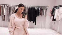 Kim Kardashian kerap menunjukkan lemari busana miliknya di instagram. Dok. Instagram