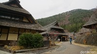 Berkeliling desa kamu bisa menemukan rumah-rumah dengan beragam aktivitas. Seperti ikut kerajinan tangan, melukis, membuat keramik, melihat ragam galeri dan aneka handmade dan bunga yang bisa kamu jadikan oleh-oleh. Di sini juga ada cafe dan restoran. (Syanti/detikcom)