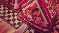 Rupanya permen juga menjadi pilihan Kourney Kardashian saat membuat gingerbread house. Ia bahkan membuat dua sekaligus yang masing-masing dihiasi degan permen warna-warni. Foto: Istimewa