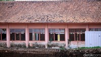 Selain disaksikan oleh Pemkab Sumedang, pembongkaran bangunan sekolah itu juga disaksikan oleh ratusan Siswa SDN Cijolang dan warga sekitar.