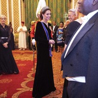 Sementara itu, material velvet sebagai material utama gaun membuat penampilan Kate Middleton terasa lebih elegan dan regal. Aura Kate Middleton sebagai istri dari seorang calon raja Inggris pun sukses terpancar. (Foto: Getty Images)