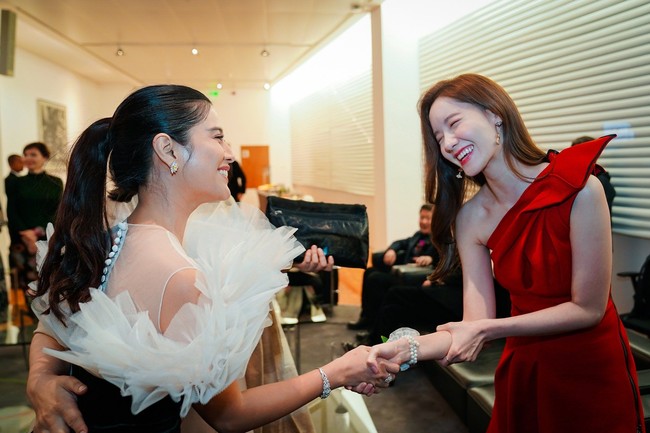 Netizen pun memperbincangkan pertemuan wanita yang dianggap sebagai ikon kecantikan di masing-masing negara mereka. Pembangkit listrik tenaga senyum Apakah ini penampakan bidadari surga? Kamu cantik banget. Kamu juga. Nggak cantikan kamu. Ah cantikan kamu. Gitu aja sampe 2036, tulis para netizen. Foto: Twitter @therealDiSastr