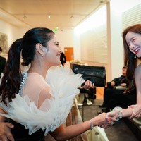 Netizen pun memperbincangkan pertemuan wanita yang dianggap sebagai ikon kecantikan di masing-masing negara mereka. Pembangkit listrik tenaga senyum Apakah ini penampakan bidadari surga? Kamu cantik banget. Kamu juga. Nggak cantikan kamu. Ah cantikan kamu. Gitu aja sampe 2036, tulis para netizen. Foto: Twitter @therealDiSastr