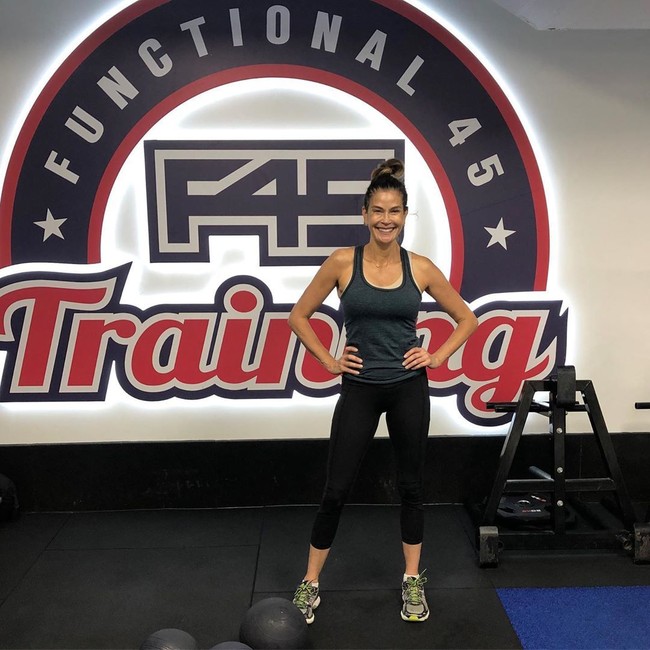 Aku akhirnya menemukan cara saya nyaman dengan tubuhku. Mungkin tidak setiap hari, tapi kini semakin banyak. Menua membuatmu menjadi semakin menjelaskan tujuanmu dan menghargai siapa dan apa yang disyukuri. Kamu memiliki usia yang cukup untuk melihat keajaiban hidup, dam cukup banyak orang muda agar lebih memahami pengetahuan ini, keterangan foto Teri di Instagramnya. Foto: dok. Instagram @officialterihatcher