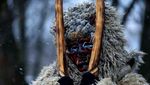 Tradisi Sambut Natal yang Unik: Orang Bertopeng Iblis