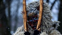 Salah seorang iblis bercerita kalau ia menggunakan topeng berusia 40 tahun milik sang ayah (Reuters).