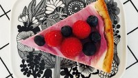 Instagram jadi media Sanna untuk berinteraksi bersama followersnya. Ia kerap memamerkan menu makanan enak seperti cheesecake topping raspberry dan blueberry ini. Nyamm! Foto: Instagram sannamarin