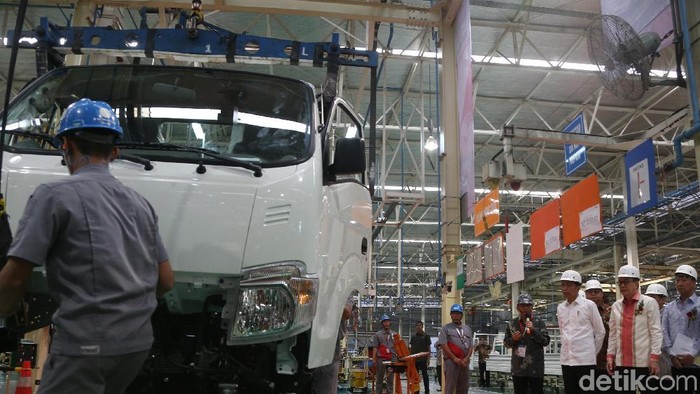 Presiden Jokowi pagi ini meresmikan pelepasan ekspor perdana mobil pikap produk Isuzu Traga. Kegiatan ini akan membuat neraca perdagangan Indonesia surplus.