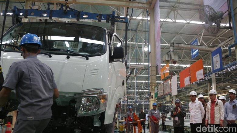 Momen Jokowi Lepas Ekspor 6.000 Mobil Pikap ke Filipina Presiden Jokowi pagi ini meresmikan pelepasan ekspor perdana mobil pikap produk Isuzu Traga. Kegiatan ini akan membuat neraca perdagangan Indonesia surplus.