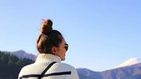 Ini foto Luna dengan Gunung Fuji yang puncaknya tertutup salju. (lunamaya/Instagram)