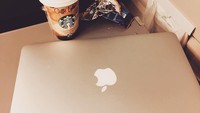 Bekerja dimanapun bukan masalah untuk Sanna. Ketika di kereta ia membawa laptop ditemani segelas caffe latte yang bikin makin semangat. Foto: Instagram sannamarin