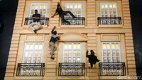 Menapaki bangunan ala spiderman menjadi tantangan bagi pengunjung. 