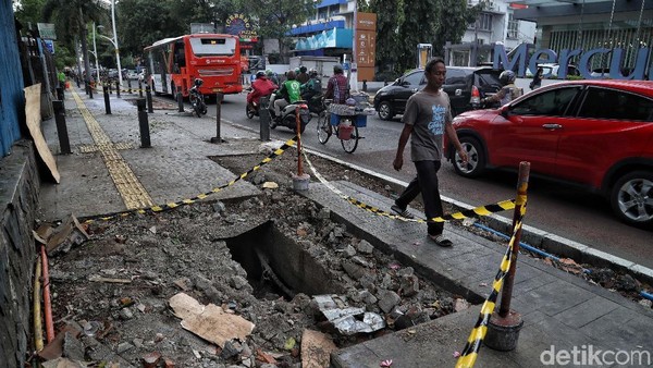 Bongkar Pasang Trotoar Cikini yang Tak Kunjung Rampung