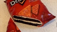 Kue cokelat ini bentuk luarnya benar-benar mirip satu kantung nacho lho! Foto: Instagram @lukevinecentini