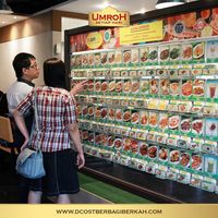Heboh D'Cost Larang Pengunjung Santap Kue Ultah Tanpa Sertifikat Halal 