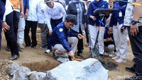 Dalam kegiatan tersebut, Pemkab Sumedang bersama pihak Tol Cisumdawu melaksanakan peletakan batu pertama pembangunan gedung SDN Cijolang Tanjungsari yang baru.
