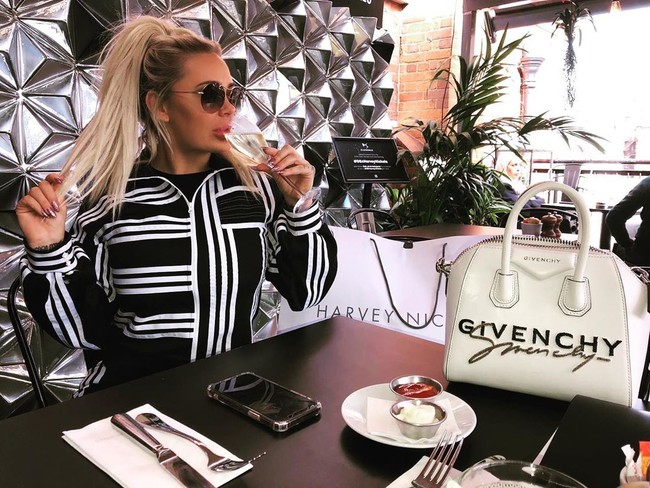 Tak terima dikritik, Chelsea pun mengaku bahwa ia tak menyakiti siapa pun. Mengapa orang-orang sangat marah padaku? Aku tidak menyakitimu, menyakiti keluargamu, aku bahagia, aku menghasilkan uang, balas Chelsea. Foto: Instagram