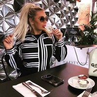 Tak terima dikritik, Chelsea pun mengaku bahwa ia tak menyakiti siapa pun. Mengapa orang-orang sangat marah padaku? Aku tidak menyakitimu, menyakiti keluargamu, aku bahagia, aku menghasilkan uang, balas Chelsea. Foto: Instagram