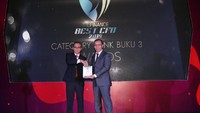 Direktur Keuangan PT Bank DKI, Sigit Prastowo (kanan) menerima penghargaan The Best CFO In Financial Institutions 2019 Category Bank Of Buku III sekaligus Direktur Kredit UMIM & Usaha Syariah PT Bank DKI Babay Parid Wazdy menerima penghargaan sebagai 20 Bank Kinerja Terbaik untuk Kategori Bank Buku III di Jakarta, Rabu (11/12). Foto: dok. Bank DKI