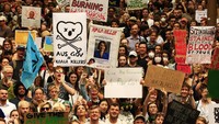 Ribuan warga berkumpul di Sydney Town Hall untuk menggelar aksi demo dengan membawa serta beragam poster dan spanduk yang mendesak pemerintah untuk segera menanggulangi perubahan iklim dan kebakaran hutan serta kabut asap yang melanda wilayah Australia.