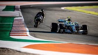 Rossi pada kesempatan tersebut dapat kesempatan mengendarai Mercedes-AMG F1 W08. Mobil tersebut mengantar Hamilton jadi juara dunia F1 pada 2017. Sementara Hamilton mencicipi Yamaha MotoGP YZR-M1 kepunyaan Rossi. Istimewa/Dok. Monster Yamaha MotoGP.