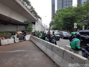 TransJ-Mobil Tak Bisa Lintasi U-Turn Jl Satrio, Motor Diberi Jalur Khusus