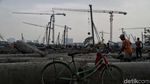 Potret Para Pencari Besi Bekas di Area Sekitar Stadion BMW