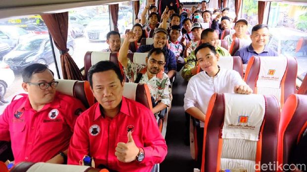 Gaya Gibran Naik Bus Bersama Relawan: Ngobrol Santai dan Makan Snack