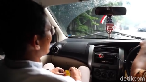 Sandiaga Uno kembali membagikan momen kebersamaan bersama mobil kesayangannya, Grand Livina. Kali ini ia mencoba untuk menerabas banjir di wilayah Rawa Belong, Jakarta Barat.