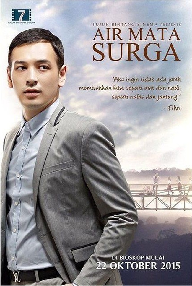 Richard Kevin kembali membuat hati wanita ambyar saat membintangi film Air Marta Surga yang diangkat dari novel karya Aguk Irawan. Dalam film yang dirilis pada 2015 itu, Kevin berperan sebagai dosen bernama Fikri. Dia beradu akting dengan Dewi Sandra sebagai suami-istri di film tersebut. Foto: Twitter @therichardkevin