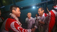 Pemain timnas bola voli putra Dio Zulfikri (kiri) disambut saat tiba di Terminal 3 Bandara Internasional Soekarno-Hatta, Tangerang, Banten, Kamis (12/12/2019) dini hari. ANTARA FOTO/Fauzan.