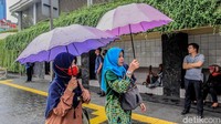Oleh karena itu, banyak warga membawa payung maupun jas hujan guna melindungi diri dari guyuran hujan saat beraktivitas di luar ruangan.