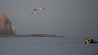 Satu batasan adalah bahwa pesawat terbang listrik ini hanya dapat terbang 100 mil atau sekitar 160 kilometer dengan daya baterai lithium. Namun, kisaran itu cukup untuk sebagian besar penerbangan jarak pendek yang dijalankan oleh Harbour Air. Jonathan Hayward/The Canadian Press via AP.