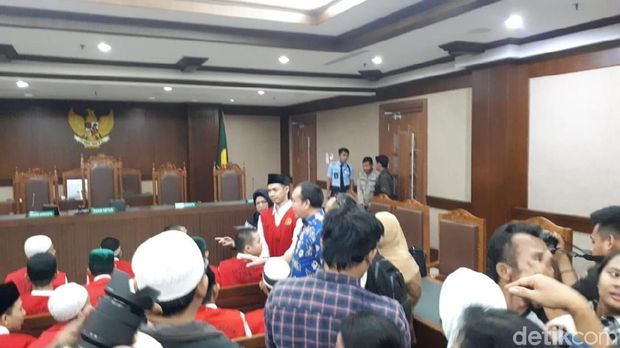 Anggota Komisi III DPR Pantau Sidang Lutfi Pembawa Bendera saat Demo