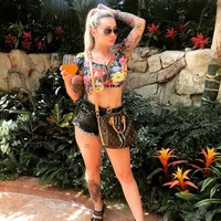 Bisakah kamu sedikit menghormati dirimu sendiri, komentar netizen. Uang pasti tidak bisa membuat kamu merasa terhormat atau berkelas, sindir netizen lainnya. Foto: Instagram