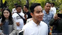 Istri Gibran, Selvi Ananda, turut hadir untuk melepas Gibran. Selain itu ibu negara Iriana Jokowi juga hadir untuk melepas Gibran berangkat menuju DPD PDIP Jawa Tengah, guna mendaftarkan dirinya sebagai bakal calon Wali Kota Solo. Bayu Ardi Isnanto/Dok. Detikcom.