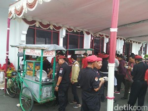 Para Pendaftar Pilkada Bawa Rombongan Makan Bersama, PDIP Jateng: Silakan