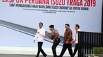 Mantap! Jokowi Lepas Ekspor Perdana Isuzu Traga