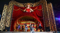 Pertunjukan kabaret di atas panggung yang megah dengan suasana ala sirkus. 