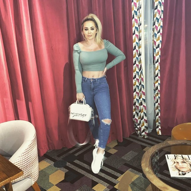 Sebelum menjadi model dan selebgram, Chelsea merupakan mantan pekerja di McDonald. Ia pernah jadi kontroversi setelah mengaku akrab dengan mantang bintang One Direction Harry Styles setelah bertemu di klub malam Newcastle pada 2013 Foto: Instagram