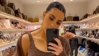 Kim tampaknya memisahkan sepatu, tas dan busana-busana miliknya dalam ruangan yang berbeda. Dok. Instagram