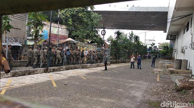 Warga Hadang Eksekusi Lahan untuk Rumah Deret Tamansari